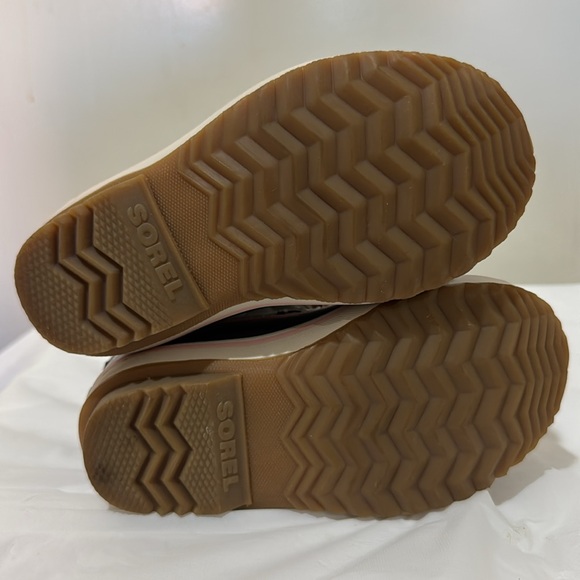 Sorel Kids Water proof Boots - Picture 12 of 12
